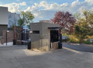 Casa · 166m² · 3 Recámaras · 22 Estacionamientos · Casa en Venta en San José del Cerrito Fraccionamiento Privado con Caseta de Vigilancia