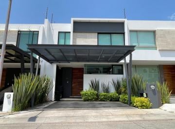 Casa · 180m² · 3 Recámaras · 2 Estacionamientos · Casa en Venta en Altozano en Fraccionamiento Privado con Alberca