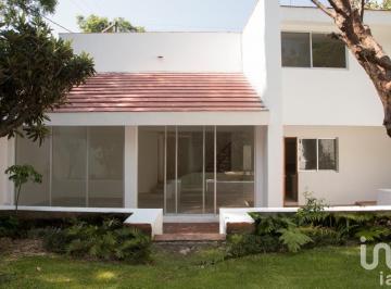 Casa · 250m² · 3 Recámaras · 2 Estacionamientos · Casa en Venta en Zona Dorada de Cuernavaca, Morelos