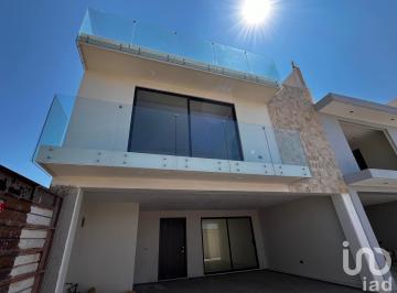 Casa · 225m² · 3 Recámaras · 2 Estacionamientos · Casa en Venta en Santa Anita Huiloac, Apizaco; Tlaxcala.