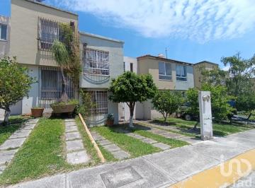 Casa · 46m² · 2 Recámaras · 1 Estacionamiento · Casa en Venta con Alberca y Seguridad 24/7 en Residencial Laureles Xochitepec Morelos $880,000