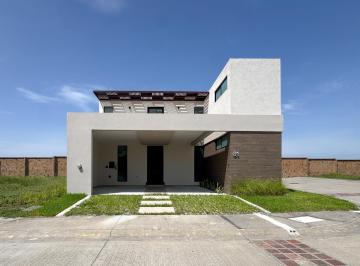 Casa · 205m² · 3 Recámaras · 2 Estacionamientos · Casa con Hab. en Pb en Punta Tiburon en Venta