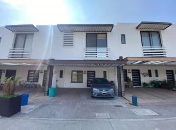 Casa · 154m² · 3 Recámaras · 2 Estacionamientos · Casa en Renta Fraccionamiento Katania, Zona Norte