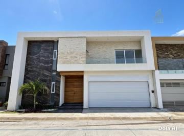 Casa · 289m² · 3 Recámaras · 2 Estacionamientos · Venta de Casa en Fraccionamiento Las Palmas Green con Recamara en Planta Baja