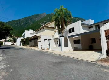 Casa · 420m² · 3 Estacionamientos · Casa en Venta en Contry La Silla