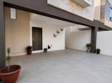 Casa · 131m² · 3 Recámaras · 2 Estacionamientos · Casa en Renta Amueblada y Equipada – Dominio Cumbres