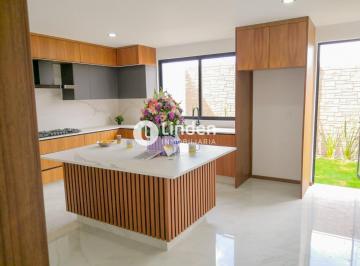 Casa · 343m² · 4 Recámaras · 3 Estacionamientos · Casa en Venta en Parque San Marino, Lomas de Angelópolis.