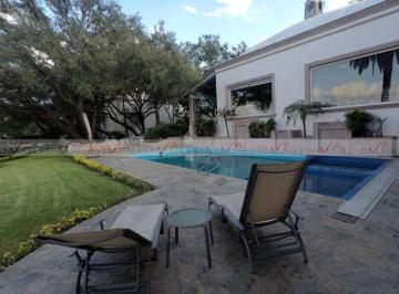 Casa · 1100m² · 3 Recámaras · 6 Estacionamientos · Casa en Venta en San Pedro Garza García
