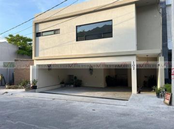 Casa · 480m² · 4 Recámaras · 3 Estacionamientos · Casa en Renta en San Pedro Garza García