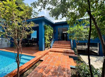 Casa · 300m² · 4 Recámaras · 2 Estacionamientos · Casa en en Venta en Privada con Portón Eléctrico, Las Palmas Cuernavaca