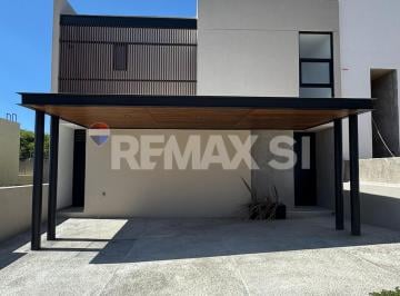 Casa · 230m² · 4 Recámaras · 2 Estacionamientos · Casa en Renta en Altozano, Roca