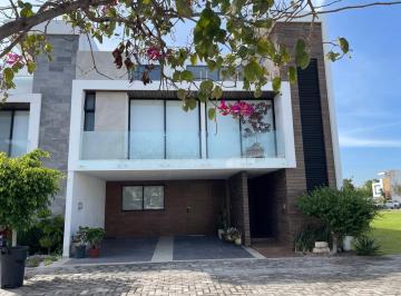 Casa · 320m² · 3 Recámaras · 2 Estacionamientos · Casa Amueblada en Renta P. Foresta