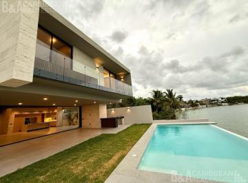 Casa · 550m² · 4 Recámaras · 4 Estacionamientos · Casa Frente Al Lago en Venta o Renta en Lagos del Sol, Cancún