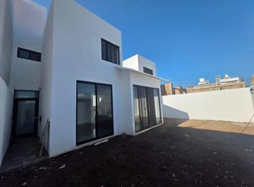 Casa de 3 habitaciones, San Juan del Río · Espectacular Residencia Nueva con Gran Jardín y 3 Estacionamientos en El Pedregal, Sjr