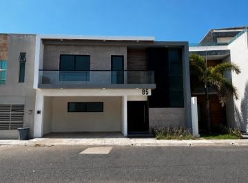 Casa de 3 habitaciones, Alvarado · Venta de Casa con Cuarto de Servicio en Lomas del Sol