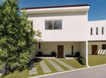 Casa de 4 habitaciones, Cuernavaca · Casa Nueva con Recámara en Planta Baja y Alberca con Calefacción