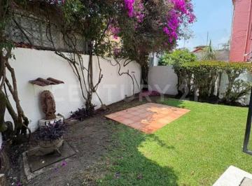Casa · 224m² · 5 Recámaras · 2 Estacionamientos · Casa con Jardín, 5 Recámaras y Vigilancia en Lomas Estrella | 225 m²