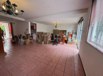 Casa · 224m² · 5 Recámaras · 2 Estacionamientos · Casa con Jardín, 5 Recámaras y Vigilancia en Lomas Estrella | 225 m²