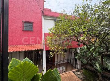 Casa · 224m² · 5 Recámaras · 2 Estacionamientos · Casa con Jardín, 5 Recámaras y Vigilancia en Lomas Estrella | 225 m²