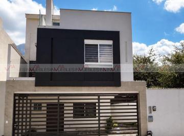 Casa · 300m² · 3 Recámaras · 2 Estacionamientos · Casa en Venta en Monterrey