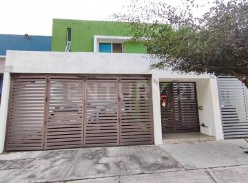 Casa · 247m² · 4 Recámaras · 2 Estacionamientos · Casa en Venta en Residencial Esmeralda Norte, Colima, Col.