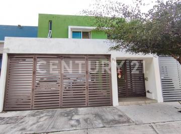 Casa · 247m² · 4 Recámaras · 2 Estacionamientos · Casa en Venta en Residencial Esmeralda Norte, Colima, Col.