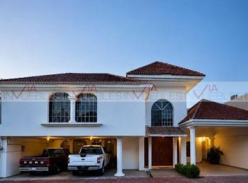 Casa · 474m² · 4 Recámaras · 4 Estacionamientos · Casa en Venta en El Roble