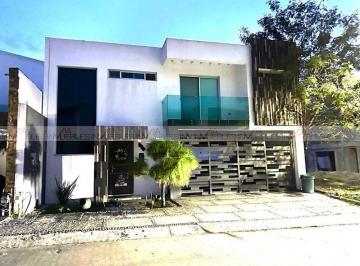 Casa · 310m² · 4 Recámaras · 2 Estacionamientos · Casa en Renta en Valle de Cristal