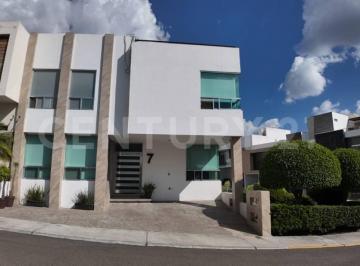 Casa · 390m² · 3 Recámaras · 2 Estacionamientos · Casa en Venta, Claustros de Las Misiones Ll, Centro Sur Querétaro.