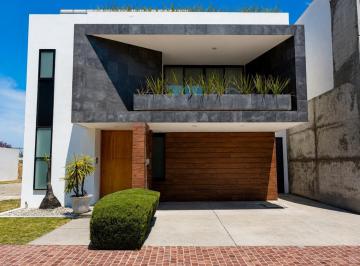 Casa · 365m² · 4 Recámaras · 2 Estacionamientos · Casa en La Loma Lomas de Angelópolis Cascatta I
