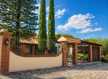 Casa en condominio · 240m² · 3 Recámaras · 3 Estacionamientos · Casa en Condominio - Querétaro