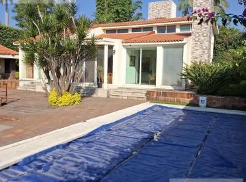Casa · 751m² · 8 Recámaras · 6 Estacionamientos · Casa en Venta en Cuernavaca en Rancho Cortes, con 8 Habitaciones, Alberca Climatizada y Jardín