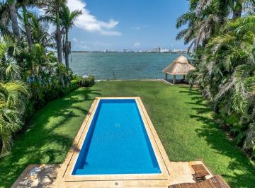 Casa · 860m² · 4 Recámaras · 9 Estacionamientos · Casa en Venta Frente a La Laguna en Isla Dorada