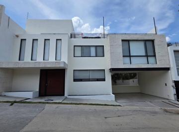 Casa · 253m² · 3 Recámaras · 2 Estacionamientos · ¡Impecable y Lista Para Habitar! Residencia con Roof Top en Barranca del Refugio, Zona Norte