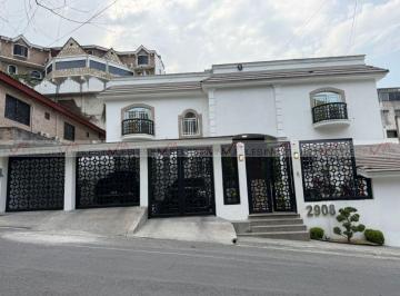 Casa · 430m² · 5 Recámaras · 3 Estacionamientos · Casa en Venta en Valle de Las Cumbres Segundo Sector