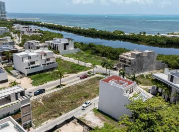 Terreno / Lote · 214m² · Terreno en Venta Frente a Parque en Laguna 1, Puerto Cancún