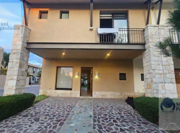 Casa · 215m² · 3 Recámaras · 2 Estacionamientos · Casa en Fraccionamiento Hacienda Valbuena