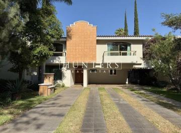 Casa de 5 habitaciones, Zapopan · Casa en Renta en Valle Real | Amplios Espacios, Jardín y Terraza