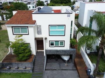 Casa de 4 habitaciones, Zapopan · Casa en Venta en Rinconada del Bosque Zapopan