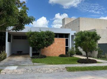 c4e77cf2e4c8b97e0cf61041d74702e796d8d12ab79b9126608e4d811421474d · Casa de un Nivel en Venta, Parque Central Al Norte de Mérida Yucatán