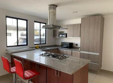b4e4c9631f18b7b1e62278fb4e80a2ae71c4c6819ff777eea6856a56a89bec3e · Casa en Venta con Ubicación Privilegiada