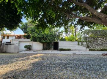 Casa · 385m² · 4 Recámaras · 3 Estacionamientos · Casa Para Remodelar en Jurica Queretaro 1000 m² Terreno