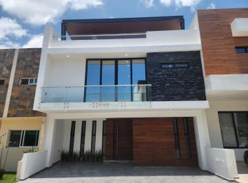 Casa · 300m² · 4 Recámaras · 2 Estacionamientos · Hermosa Casa en La Cima!