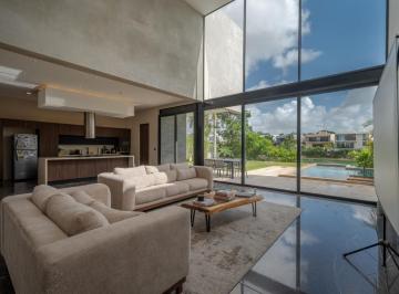 Casa · 561m² · 4 Recámaras · 4 Estacionamientos · Casa en Venta en Frente a Lago en Lagos del Sol, Cancún