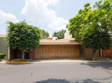 Casa · 700m² · 4 Recámaras · 6 Estacionamientos · Casa en Lomas del Valle con Cañada