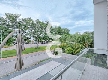Casa · 449m² · 5 Recámaras · 2 Estacionamientos · Casa en Venta en Cancún en Residencial Cumbres con Terraza y 5 Recámaras