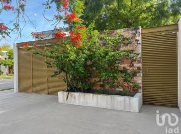 Casa · 190m² · 3 Recámaras · 5 Estacionamientos · Casa Moderna en Conkal 3 Rec, 4 Baños, Alberca, Alta Plusvalía