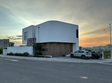 Casa · 260m² · 3 Recámaras · 3 Estacionamientos · Casa en Privada Cerca del Campo de Golf