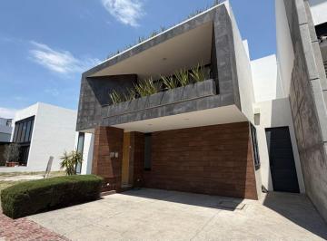 Casa · 365m² · 4 Recámaras · 2 Estacionamientos · Casa en Venta con Opción a 5 Recs Gran Reserva. Opción a Rec en Pb