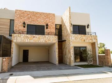 Casa de 5 habitaciones, San Miguel de Allende · Casa en Renta en San Miguel de Allende de 334 m² con 5 Recamaras